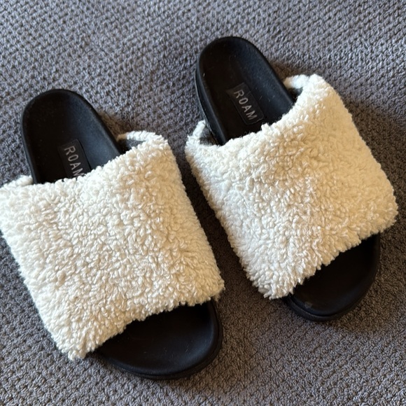 ROAM Women’s US 7.5-8 Ivory Sherpa Slide Sandals Fuzzy Cozy Slip On Shoes - Picture 2 of 14